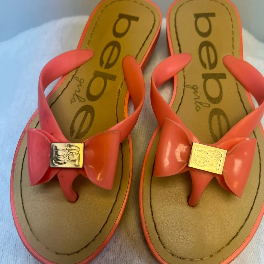 Bebe Girls Coral/ Gold Emblem flip flops, Size: Large 2-3,‎ Pre-Owned